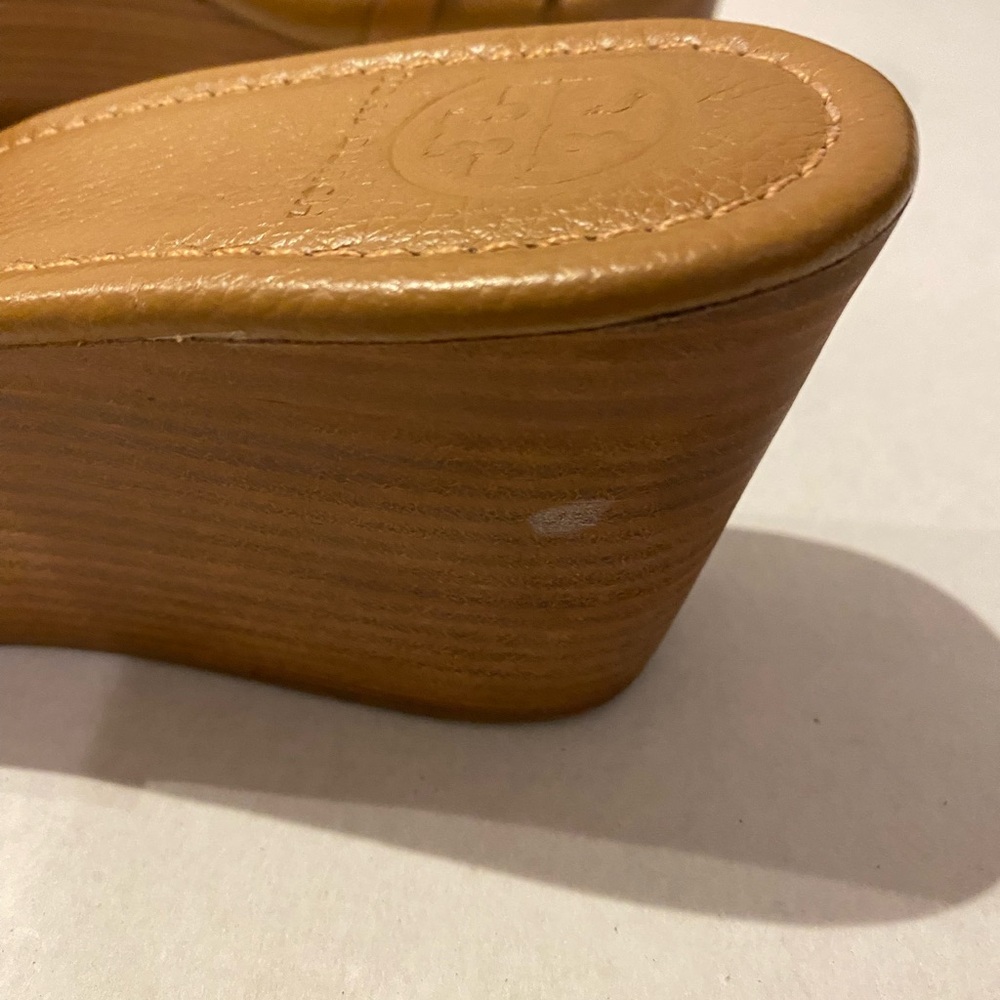 Authentic TORY BURCH Miller Tan & Gold Wedge Leather Sandals Heels SZ 8 1/2 US - Picture 3 of 14